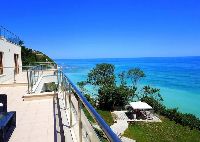 клиф на плажа - Byala Cliff First Line *