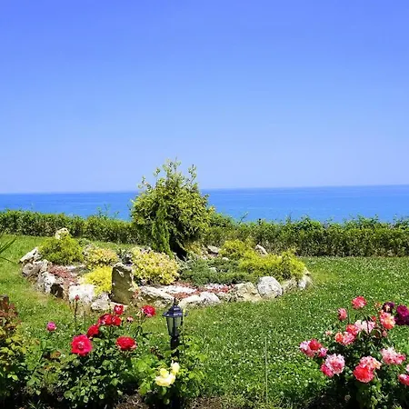 клиф на плажа - Byala Cliff First Line 비알라