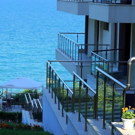 клиф на плажа - Byala Cliff First Line Apartment