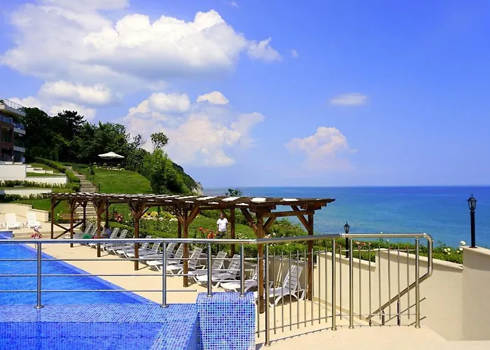 клиф на плажа - Byala Cliff First Line *