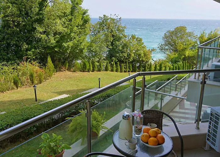 клиф на плажа - Byala Cliff First Line *